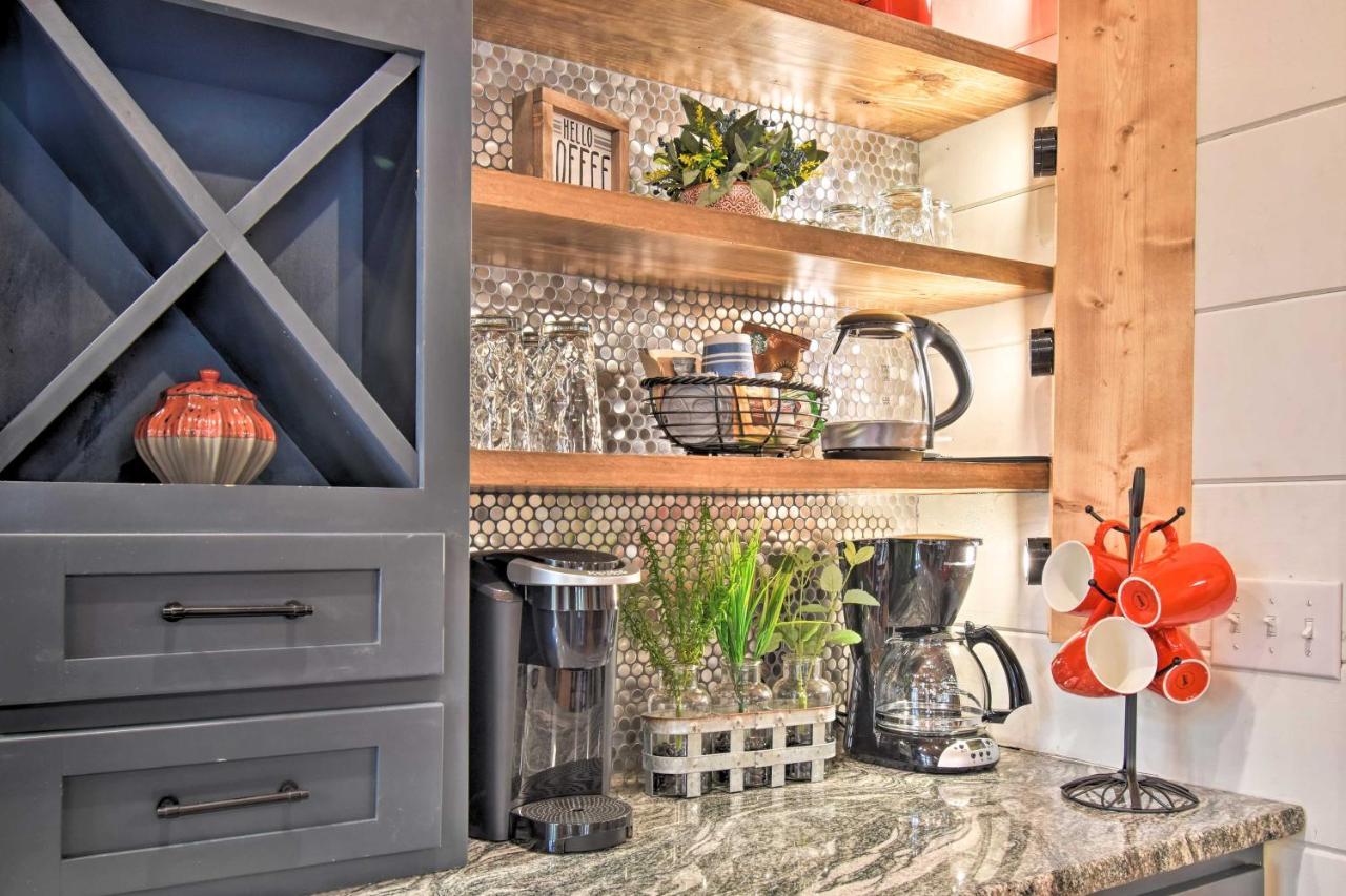 Modern Broken Bow Cabin Large Deck, Bbq And Pergola Экстерьер фото