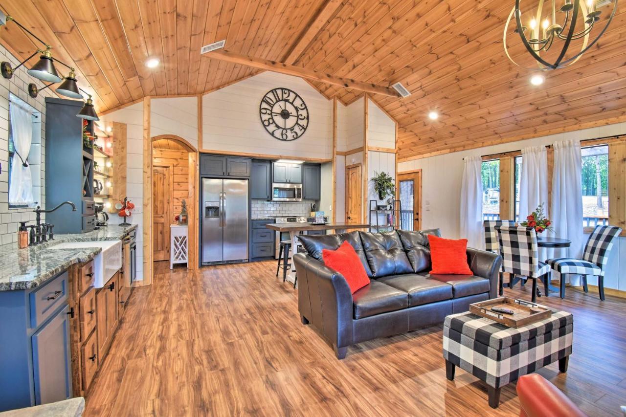 Modern Broken Bow Cabin Large Deck, Bbq And Pergola Экстерьер фото