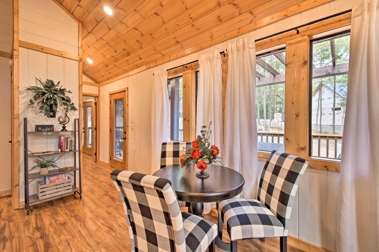 Modern Broken Bow Cabin Large Deck, Bbq And Pergola Экстерьер фото